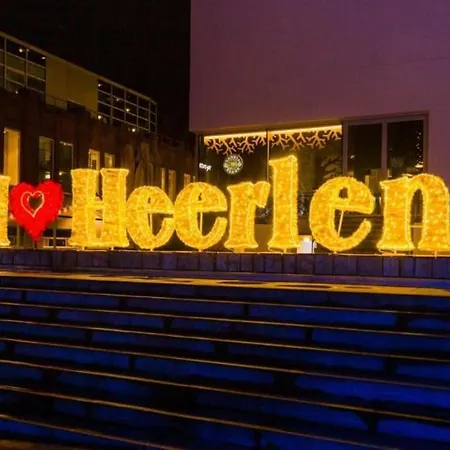 Thuis In Deze Charmante Loft * הירלן