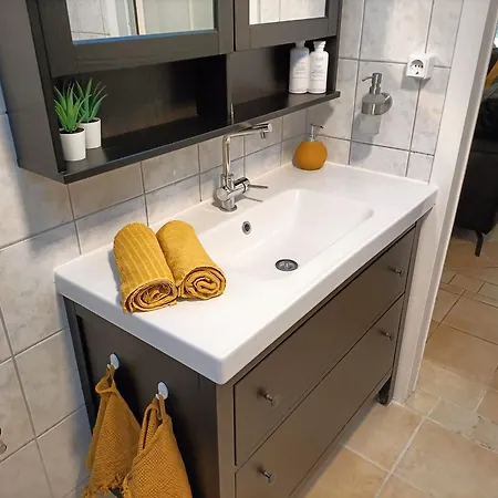 Thuis In Deze Charmante Loft * هيلين